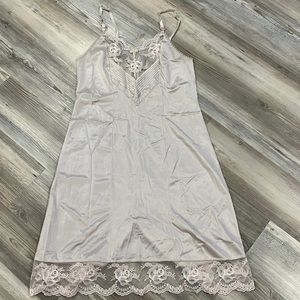 Vintage Womens size 34 off white slip
